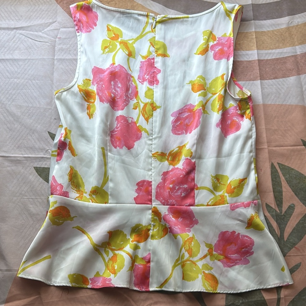 ✨Ann Taylor Floral White Pink Yellow Sleeveless Peplum Top - Picture 6 of 7